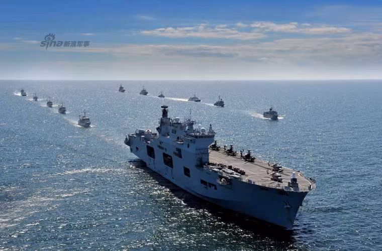 Tàu đổ bộ lớn HMS Ocean cỡ 23.700 tấn dẫn đầu đội hình 12 tàu hộ vệ tên lửa, tàu tên lửa tấn công nhanh các nước NATO. HMS Ocean có thể chở tới 18 trực thăng cùng 40 xe thiết giáp, 4 tàu đổ bộ nhỏ và 830 lính thủy đánh bộ.