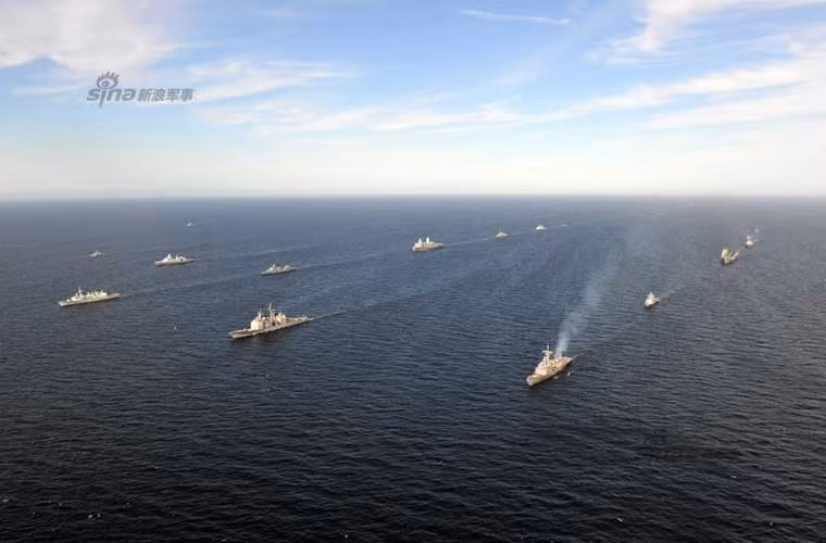 Đội hình tàu chiến 17 nước giương oai trên biển Baltic.
