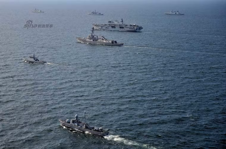 Có thể nhận ra đi giữa đội hình tàu trong bức ảnh này là khu trục hạm lớp Arleigh Burke của Mỹ cùng HMS Ocean.