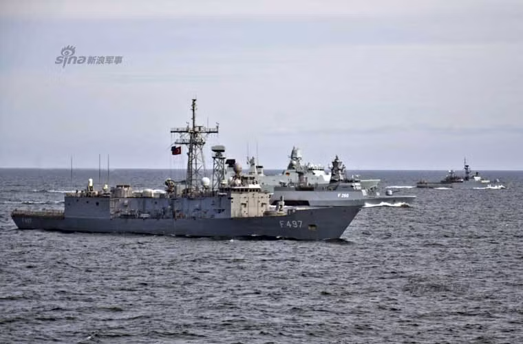 Trong ảnh là tàu hộ vệ tên lửa TCG Goksu (F497) của Hải quân Thổ Nhĩ Kỳ và tàu hộ vệ Brauschweig (F260) của Hải quân Đức.