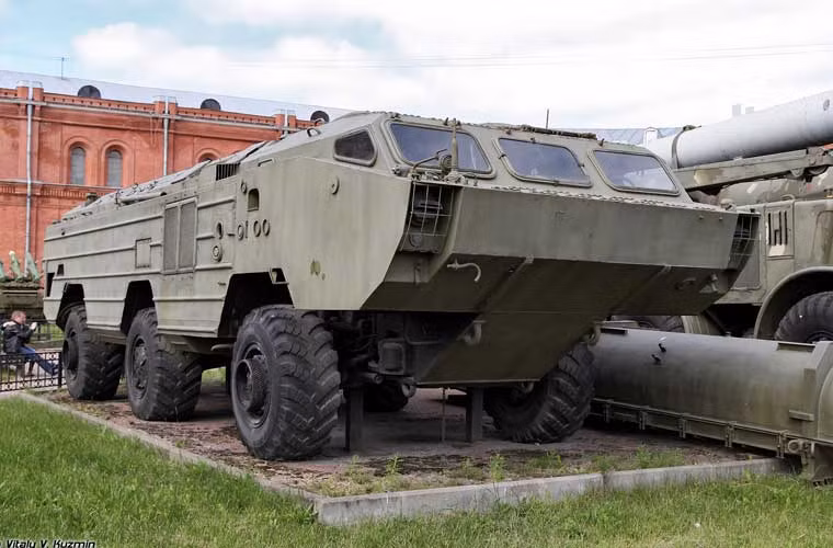 Trong chiến tranh Lạnh và hiện nay, tên lửa đạn đạo luôn là thứ vũ khí đáng sợ nhất của Liên Xô (Nga sau này). Có thể nói, kho vũ khí Liên Xô sở hữu nhiều loại tên lửa đạn đạo đa dạng nhất thế giới, vượt xạ cả Mỹ-Anh-Pháp gộp chung lại. Bảo tàng Lịch sử Quân sự Pháo, Kỹ thuật và Thông tin Nga lưu giữ khá đẩy đủ các thế hệ tên lửa Liên Xô. Ảnh: xe phóng tự hành 2P129 của tổ hợp tên lửa đạn đạo chiến thuật 9K79 Tochka đạt tầm bắn 70-120km.