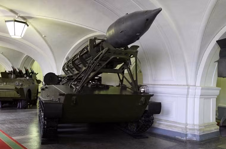 Còn đây là một trong những tên lửa đạn đạo thời kỳ sơ khai của nước Nga – tổ hợp tên lửa 2K1 Mars đặt trên khung thân xe tăng PT-76, tầm bắn 17km, lắp đầu đạn hạt nhân 10 kiloton.