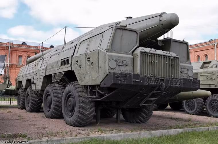 Xe phóng tự hành 9P120 của tổ hợp tên lửa đạn đạo chiến thuật 9K76 Temp-S đạt tầm bắn 900km.