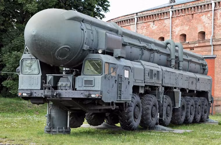 Xe phóng tự hành 15U168 của tổ hợp tên lửa đạn đạo liên lục địa 15P158 Topol - từng là một trong những tên lửa nguy hiểm nhất kho vũ khí chiến lược Liên Xô. Tên lửa nặng 45,1 tấn, kết cấu 3 tầng động cơ, tầm bắn 10.500km, tốc độ bay 25.000km/h, lắp đầu nổ đơn khối 800 kiloton.