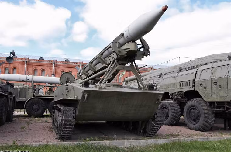 Xe phóng tự hành 2P16 của tổ hợp tên lửa chiến thuật 2K6 Luna đạt tầm bắn 45km.