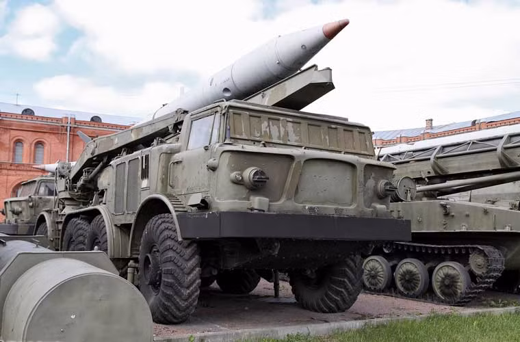 Xe phóng tự hành 9P113 của tổ hợp tên lửa đạn đạo chiến thuật 9K52 Luna-M đạt tầm bắn 70km.