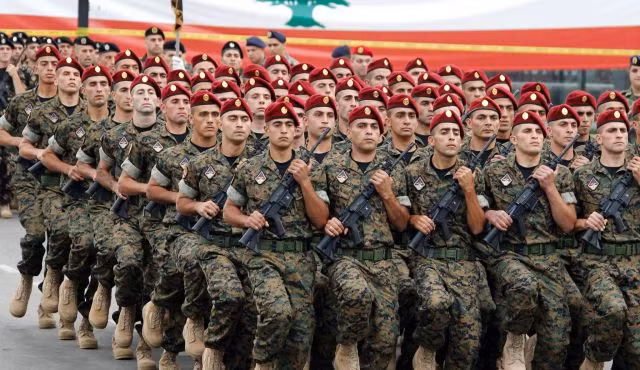 Do những vấn đề phức tạp về chính trị, khó khăn về kinh tế nên Quân đội Lebanon không được đánh giá cao. Lực lượng này có quân số thường trực 100.000 người, trang bị số lượng nhỏ xe tăng, pháo, máy bay, tàu chiến, khó lòng bảo vệ thực sự vững chắc lãnh thổ trước sự tấn công từ bên ngoài.