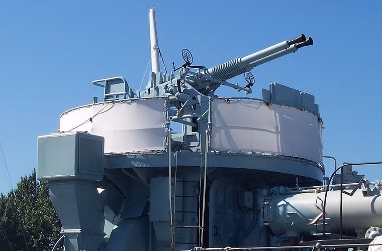 Ngoài pháo 76mm, khu trục hạm HQ-03 còn có hai bệ pháo phòng không 40mm nòng kép với tầm bắn khoảng 7km.