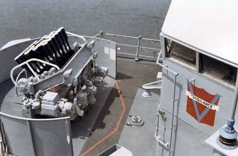 Khả năng tác chiến chống ngầm được đóng những năm 1940 được đánh giá là khá mạnh với ngư lôi, cối chống ngầm, bom chìm. Trong ảnh là hệ thống cối chống ngầm Hedgehog (bắn những viên đạn cối nặng 29kg, tầm bắn hiệu quả 200-259m, trang bị đầu nổ 16kg TNT) mà HQ-03 được trang bị.