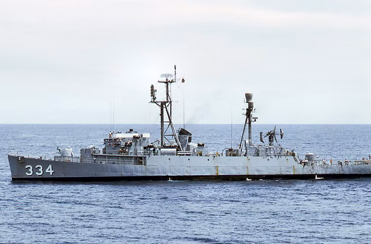 Chiến hạm HQ-03 thuộc lớp tàu khu trục hộ tống Edsall (khu trục hộ tống là phân loại tàu chiến Mỹ chuyên dùng cho nhiệm vụ hộ tống đoàn tàu vận tải) được chế tạo chuyên cho vai trò chống ngầm. Nó có lượng giãn nước toàn tải 1.590 tấn (bé hơn nhiều so với phân loại khu trục hạm ngày nay), dài 93m, rộng 11,15m, mớn nước 3,18m. Tàu được trang bị 8 động cơ diesel cho tốc độ 21 hải lý/h, tầm hoạt động 16.900km, thủy thủ đoàn lên tới 201 người.