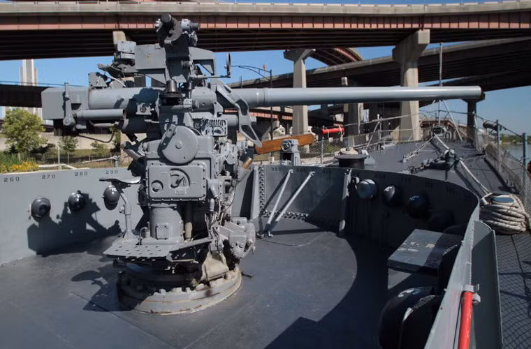 Hỏa lực pháo mạnh nhất của khu trục hạm HQ-03 là ba bệ pháo Mk 2 76mm đạt tốc độ bắn 50 phát/phút, tầm bắn 13,4km.