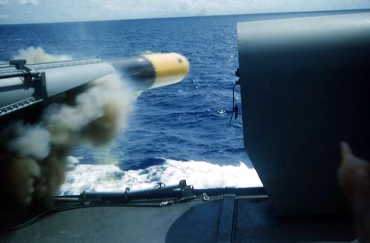 Trên tàu còn có dàn phóng ngư lôi Mark 15 cỡ 530mm (3 ống) bắn đi những quả ngư lôi nặng đến 1,7 tấn, tầm bắn hiệu quả 5,5km, tối đa 13,5km, trang bị đầu nổ nặng 375kg, dùng kiểu dẫn đường con quay hồi chuyển.