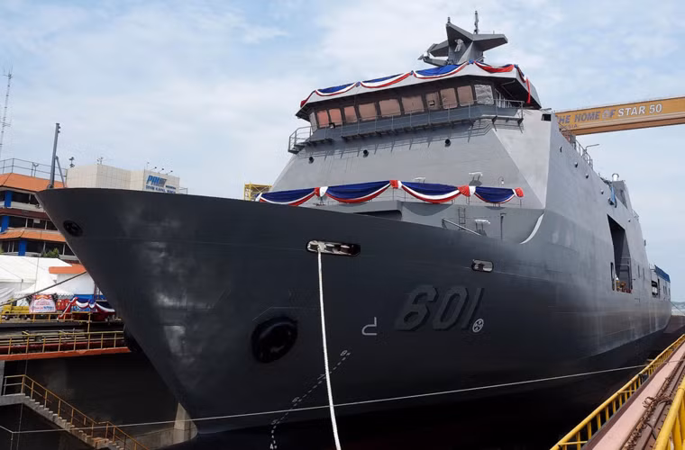 BRP Tarlac có lượng giãn nước toàn tải 11.583 tấn, dài 123m, rộng 21,8m, mớn nước 6m, thủy thủ đoàn 121 người.