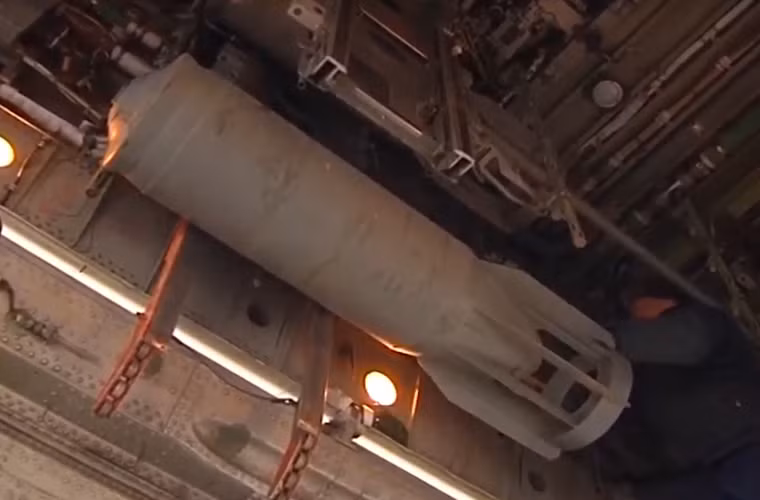 Nhân viên kỹ thuật đang thực hiện công tác lắp bom vào trong khoang bom.