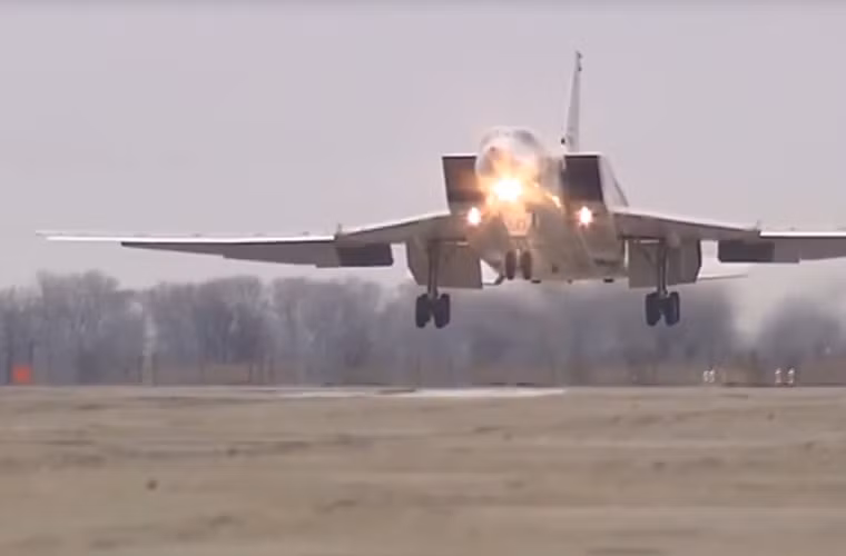 Sau phi vụ không kích, máy bay ném bom Tu-22M3 trở về căn cứ.