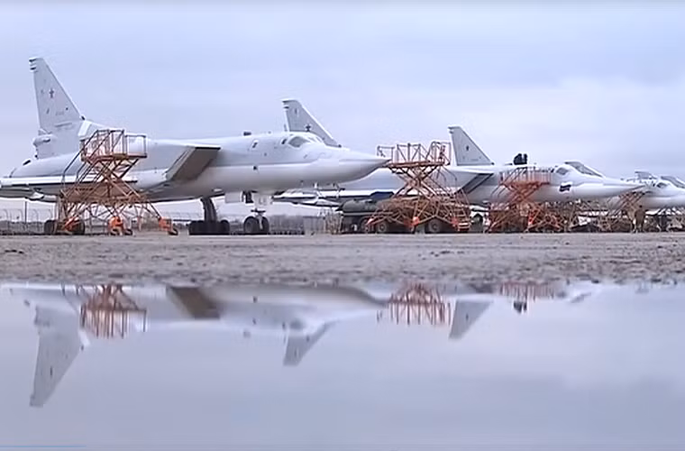Hai chiếc Tu-22M3 sẽ lãnh trách nhiệm mang theo hơn 100 quả bom tới Syria oanh tạc phiến quân IS.