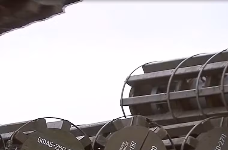 Trong ảnh, những quả bom OFAB-250-270 nằm trong các thùng bảo quản đang được cần cẩu vận chuyển ra máy bay.