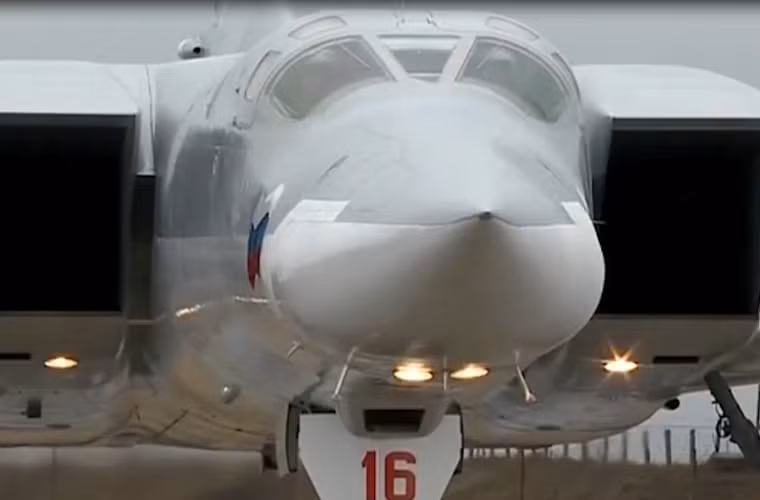 Phi công bật động cơ, máy bay Tu-22M3 chuẩn bị ra đường lăn.