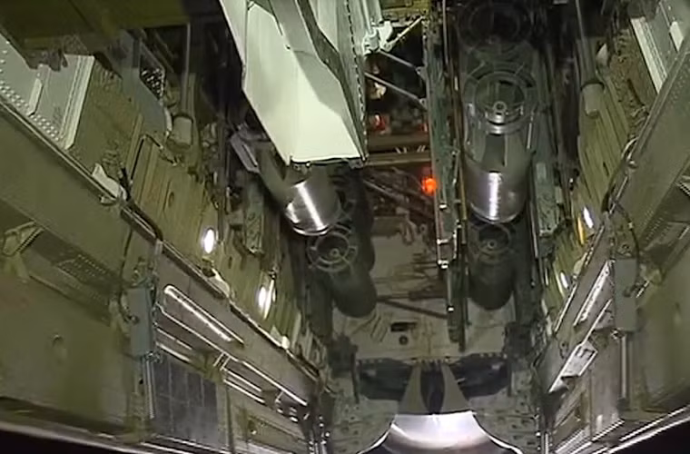 Mỗi máy bay ném bom Tu-22M3 có thể mang tới 69 quả bom không điều khiển FAB-250 hoặc OFAB-250.