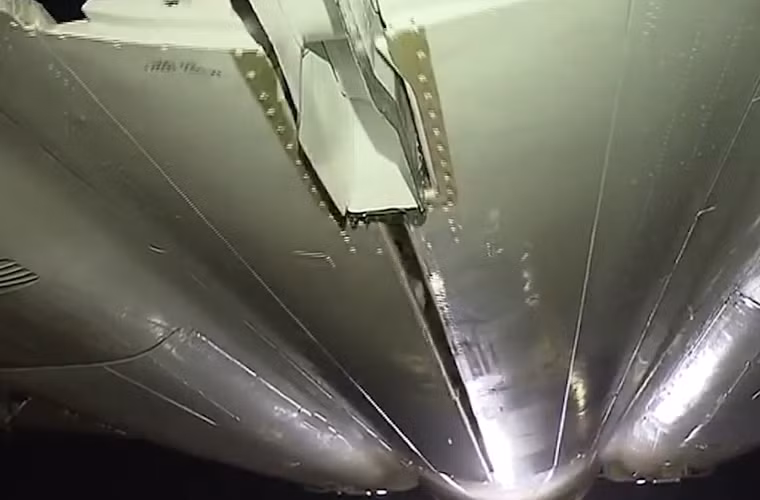 Khoang bom được đóng lại chuẩn bị cho chuyến bay.