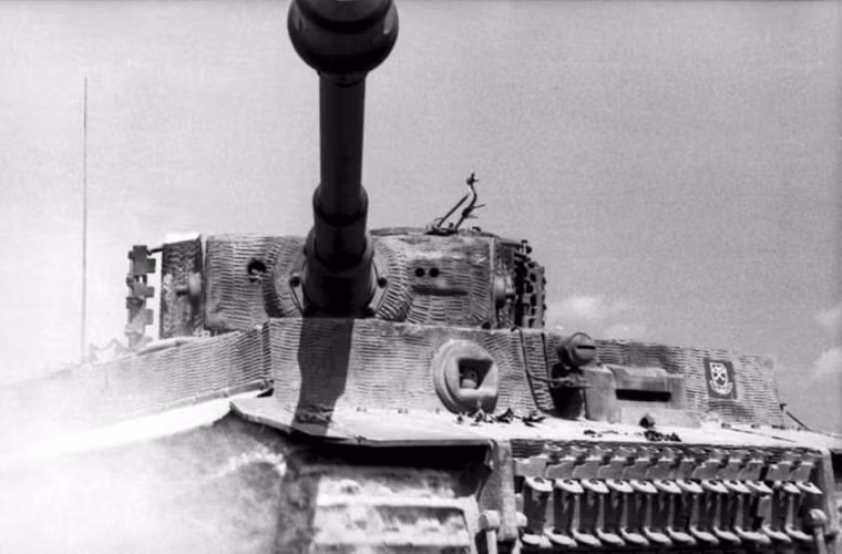 Về giáp bảo vệ, Tiger I có giáp trước dày tới 100mm, hai bên hông là 60-80mm, tháp pháo mặt trước dày tới 120mm, hai bên hông tháp là 80mm, nóc tháp là 40mm. Với bộ giáp dày tới như vậy, Tiger I "miễn nhiễm" với pháo chính 75mm trên tăng M4 Sherman chủ lực của Mỹ.