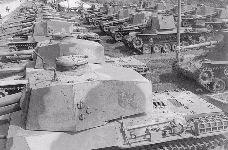 Lực lượng xe tăng Nhật Bản thời bấy giờ nghèo nàn hơn cả quốc gia thất trận trước Đức ở châu Âu. Họ chỉ có vài nghìn chiếc xe tăng hạng trung Chi-ha, Chi-he không thể so sánh nổi với M4 Sherman chứ chưa nói tới T-34 hay Pz IV. Xe tăng hạng trung Chi-nu sở hữu khẩu pháo 75mm đủ sức chọi lại với Sherman chỉ xuất hiện với số lượng chưa tới 200 chiếc vào cuối cuộc CTTG 2. Trong khi đó, thiết kế xe tăng hạng nặng Nhật Bản bấy giờ vốn chỉ nằm trên giấy vẽ.