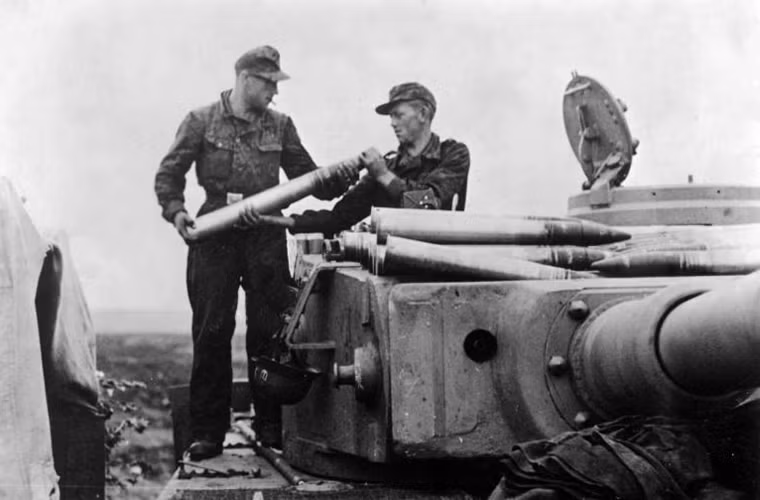 Trong các cuộc thử nghiệm và cả trong thực chiến, 88mm KwK 36 có khả năng xuyên thủng giáp trước của M4 Sherman cách 1.800m-2.000m. Trong khi đó, pháo chính M4 Sherman của Mỹ tại mặt trận Châu Á - Thái Bình Dương không thể bắn xuyên giáp trước Tiger I ở bất kỳ khoảng cách nào. Và phải tới biến thể cải tiến M4 sau này trang bị pháo 76mm M1A1 mới đủ sức xuyên lớp giáp hông Tiger I cách 500m.