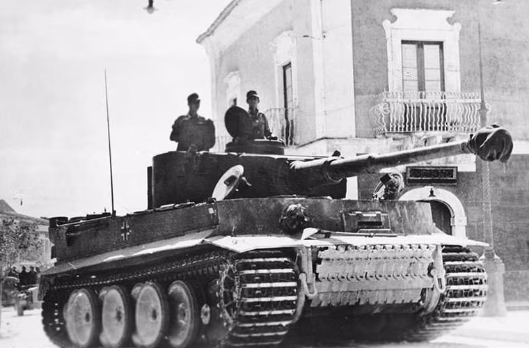 Tuy nhiên, thật may cho Nhật Bản là quốc gia đồng minh – phát xít Đức ở trời Âu đã sáng chế thành công một “con quái vật bọc thép đáng sợ” – xe tăng hạng nặng Tiger I (tên đầy đủ là Panzerkampfwagen VI Tiger Ausf. E). Nó có trọng lượng lên tới 54 tấn, dài tổng thể 8,45m, rộng 3,56m, cao 3m, kíp lái 5 người.