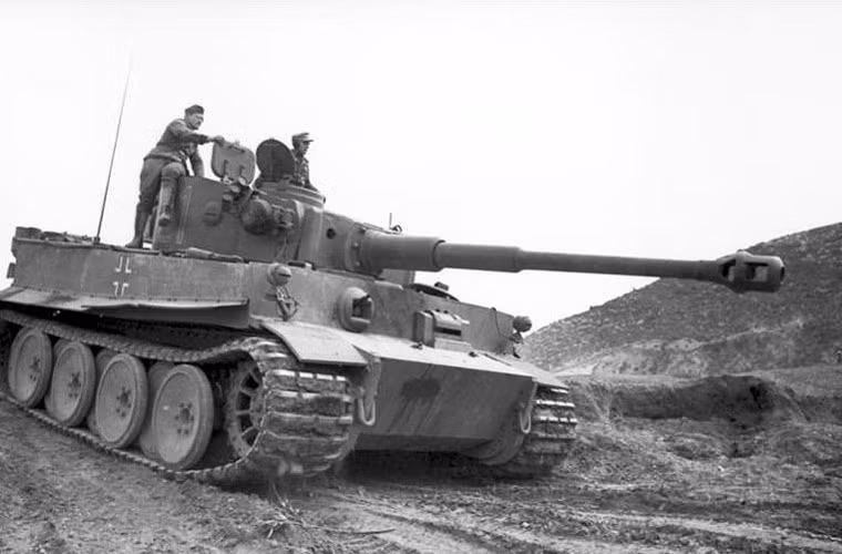 Về hỏa lực, Tiger I được trang bị khẩu pháo sơ tốc cao, cực kỳ chính xác 88mm KwK 36 với 92 viên đạn dự trữ và hai súng máy 7,92mm MG 34 với 4.500 viên đạn.