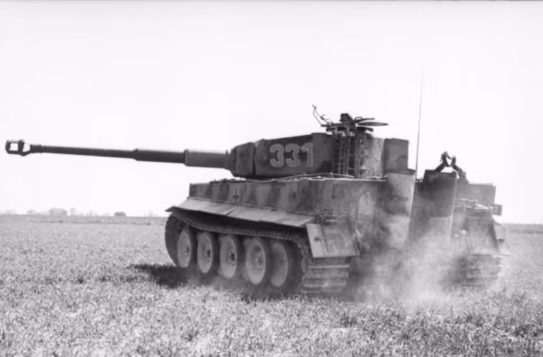 Tiger I được trang bị động cơ diesel Maybach HL230 P45 V-12 690 mã lực cho tốc độ tối đa 45,4km, dự trữ hành trình 110-195km.