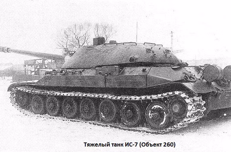 Để di chuyển con quái vật này, nhà sản xuất đã buộc phải cải tiến động cơ hàng hải M-50T 12 xy lanh 1.050 mã lực cho tốc độ tối đa đến 60km/h trên đường bằng phẳng, tốc độ trên đường ghồ ghề là 32km/h, dự trữ hành trình 300km, lội sâu 1,5m, khả năng leo dốc nghiêng 30 độ. Với tốc độ này, IS-7 được xem là xe tăng hạng nặng nhanh nhất Liên Xô khi mà các “anh em” IS/IS-3 chỉ đạt 37km/h là tối đa.