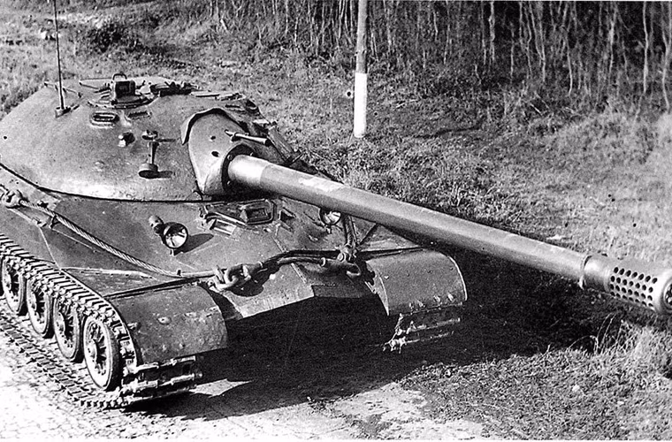 Nhưng đáng nể nhất phải nói tới khẩu pháo chính 130mm S-70 với chiều dài nòng 7,02m được cải tiến trên cơ sở hệ thống pháo phòng thủ bờ biển. Khẩu pháo này thừa sức xuyên thủng bất cứ loại xe tăng hạng trung, hạng nặng nào của Mỹ, Anh thời bấy giờ. Thậm chí nó thừa sức bắn tan nát bất cứ pháo đài bê tông cốt thép kiên cố.