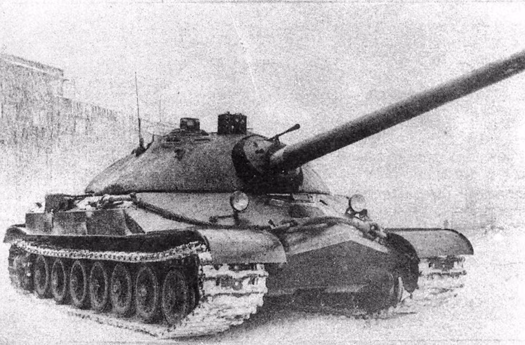 Chương trình phát triển xe tăng hạng nặng IS-7 (Object 260) được khởi động từ tháng 9/1945 tức là ngay khi cuộc Chiến tranh Thế giới thứ 2 mới kết thúc. Mục tiêu thiết kế mà các nhà phát triển đặt ra khi đó là tìm kiếm một cỗ xe tăng có giáp bảo vệ mạnh mẽ đủ sức phá vỡ tuyến phòng thủ của đối phương.