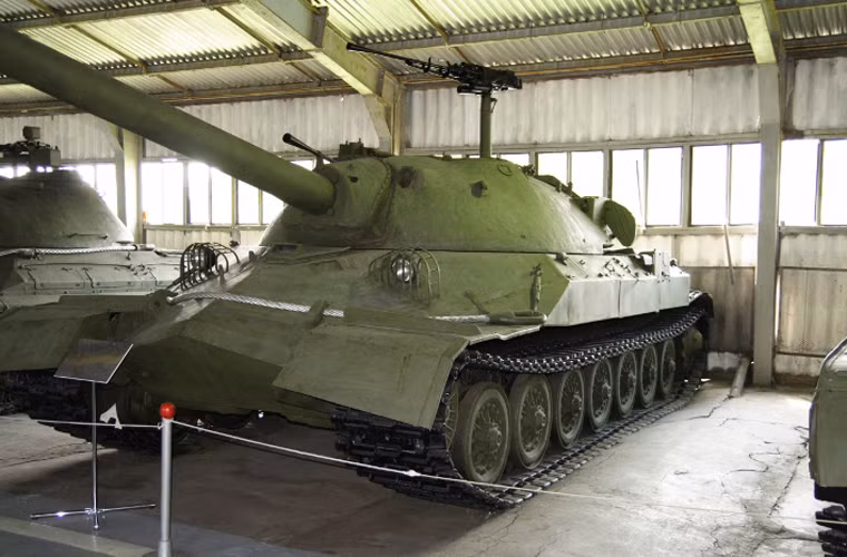 Chính vì vậy, xe tăng IS-7 được bọc giáp cực dày với mặt trước lên đến 150mm vát nghiêng 65 độ, hai bên hông bọc giáp dày 150mm vát nghiêng 45 độ, đuôi xe giày đến 100mm. Khủng nhất phải ở tháp pháo với mặt trước dày 240mm, hai bên hông tháp dày 185mm và đuôi tháp đến 94mm.