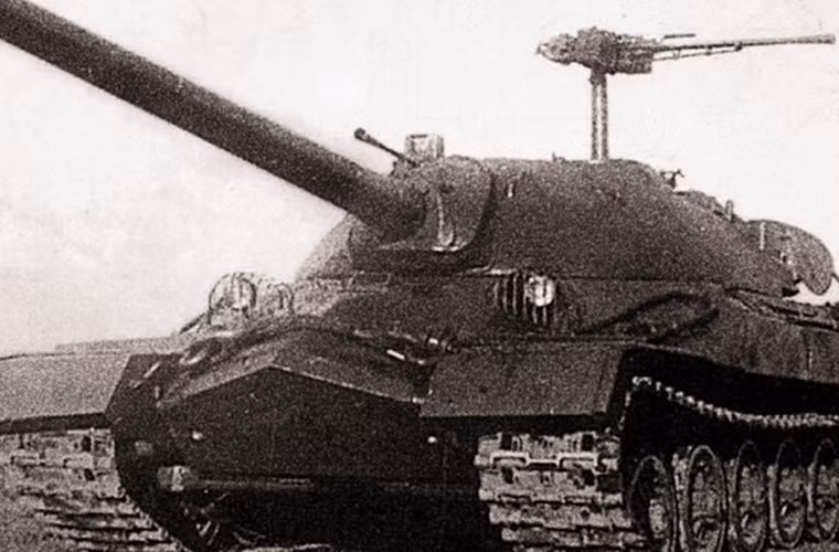 Về mặt hỏa lực, phiên bản xe tăng hạng nặng IS-7 Model 1948 trang bị đại pháo 130mm S-70 cùng 2 khẩu đại liên 14,5mm (một bố trí ngay trên gốc pháo chính và một lắp nóc tháp pháo) và 6 khẩu trung liên 7,62mm. Đáng lưu ý, hầu hết các súng máy được điều khiển tự động.