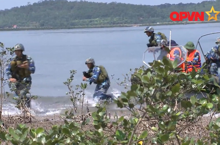 Hải quân đánh bộ - lực lượng tác chiến đặc biệt tinh nhuệ luôn phát huy truyền thống anh hùng, ngày đêm luyện tập, sử dụng thành thạo nhiều loại trang bị, vũ khí mới, nâng cao sức mạnh chiến đấu và hiệp đồng, sẵn sàng hoàn thành nhiệm vụ trong mọi tình huống.