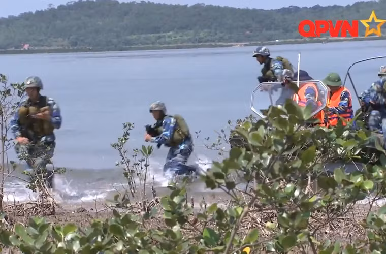 Hải quân đánh bộ - lực lượng tác chiến đặc biệt tinh nhuệ luôn phát huy truyền thống anh hùng, ngày đêm luyện tập, sử dụng thành thạo nhiều loại trang bị, vũ khí mới, nâng cao sức mạnh chiến đấu và hiệp đồng, sẵn sàng hoàn thành nhiệm vụ trong mọi tình huống.
