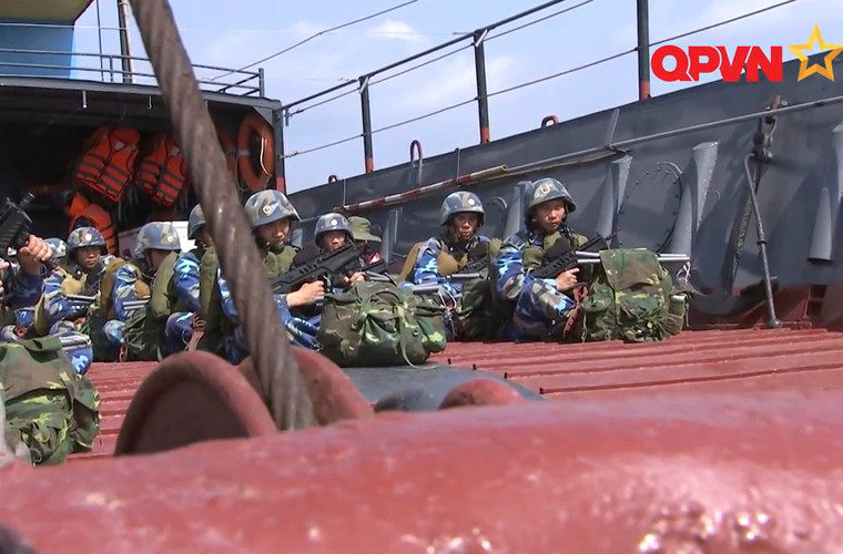 Ảnh: Chiến sĩ Hải quân Đánh bộ Việt Nam ngồi trên tàu đổ bộ nhỏ đang hành quân tới địa điểm đổ bộ đánh chiếm “mục tiêu”.