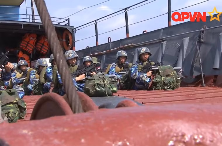 Ảnh: Chiến sĩ Hải quân Đánh bộ Việt Nam ngồi trên tàu đổ bộ nhỏ đang hành quân tới địa điểm đổ bộ đánh chiếm “mục tiêu”.