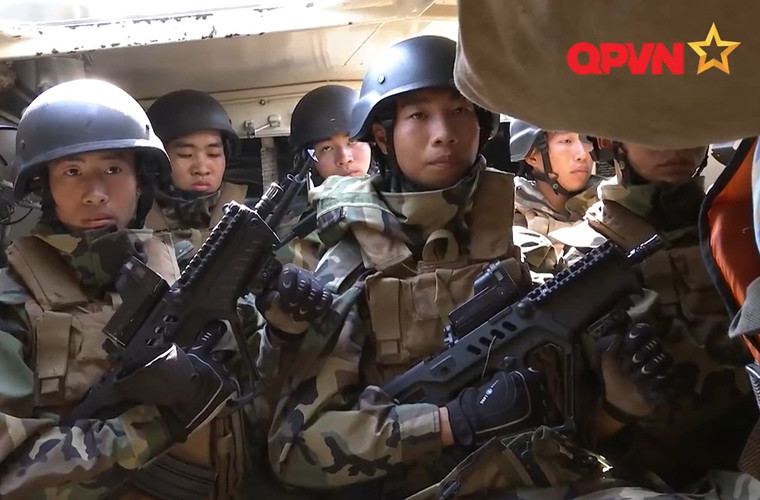 …bên trong nó đang chở theo những người lính tinh nhuệ của Lữ đoàn 147. Họ khoác lên mình bộ quân phục chiến đấu kiểu mới, trang bị súng trường tiến công thế kỷ 21 TAR-21.