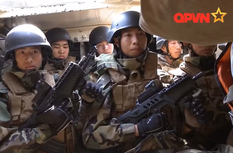 …bên trong nó đang chở theo những người lính tinh nhuệ của Lữ đoàn 147. Họ khoác lên mình bộ quân phục chiến đấu kiểu mới, trang bị súng trường tiến công thế kỷ 21 TAR-21.