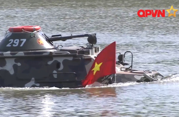 Xe bọc thép chở quân BTR-60PB hành tiến thận trọng…