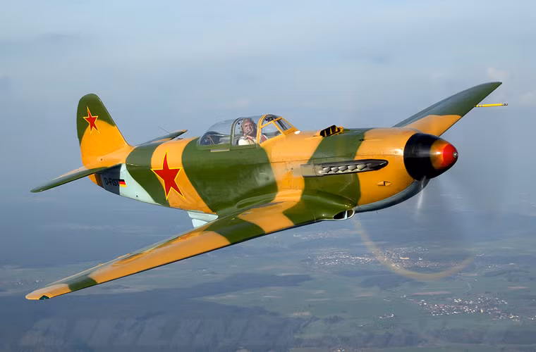 Máy bay tiêm kích Yak-9 được trang bị động cơ piston làm mát bằng nước cho tốc độ bay tối đa 591km/h, tầm bay 1.360km, trần bay 9,1km, tốc độ leo cao 13,7m/s.