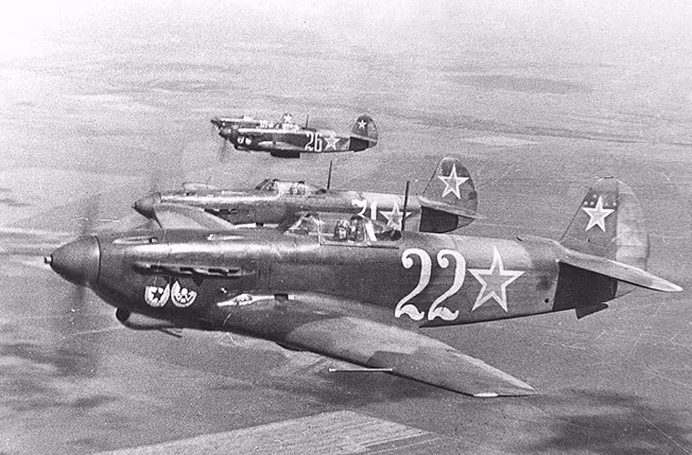 Theo đó, chiếc Yak-9 được xem là mẫu máy bay tiêm kích được sản xuất nhiều nhất CTTG 2 của Liên Xô. Trong giai đoạn 1942-1945, có đến 14.579 chiếc Yak-9 được sản xuất. Trong khi đó, mẫu máy bay MiG sản xuất nhiều nhất trong CTTG 2 là MiG-3 chỉ có 3.172 chiếc.