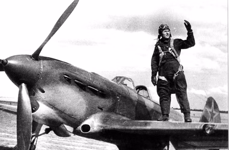 Đặc biệt, Yak-9 được ghi nhận là máy bay tiêm kích đầu tiên của Không quân Liên Xô bắn hạ máy bay tiêm kích phản lực Me 262 của Đức quốc xã. Người lập nên chiến thắng đó là phi công L.I Sivko vào ngày 22/3/1945, đáng tiếc sau đó ông đã bị một chiếc Me 262 khác bắn rơi và anh dũng hi sinh.