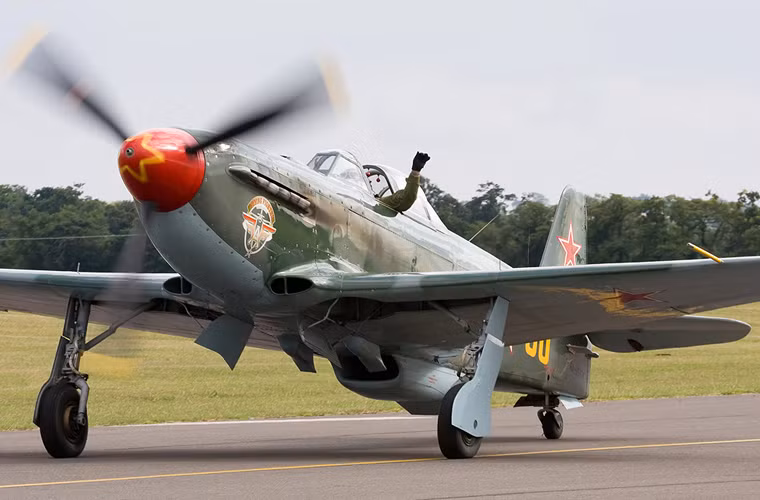  Máy bay tiêm kích Yak-9 do kĩ sư hàng không Alexander Sergeyevich Yakolev (nhà sáng lập cục thiết kế Yakolev OKB) thiết kế, nguyên mẫu bay lần đầu vào mùa hè năm 1942, chính thức trang bị vào tháng 10/1942.