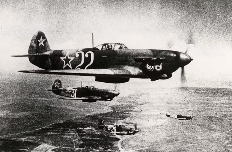 Máy bay tiêm kích Yak-9 chính thức tham chiến lần đầu vào cuối năm 1942 trong trận Stalingrad. Ngoài không chiến chống máy bay Đức, Yak-9 còn được sử dụng cho vai trò chống tăng, ném bom hạng nhẹ và hộ tống tầm xa.