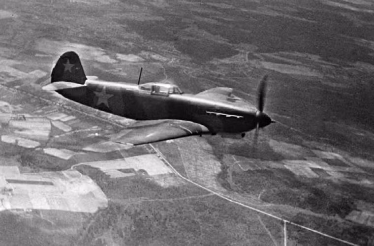 Các đánh giá sau này cho rằng, so với máy bay tiêm kích đối địch Bf 109 của Đức quốc xã, khi hoạt động ở độ cao thấp thì Yak-9 nhanh và cơ động hơn, nhưng vũ trang yếu hơn. Các cải tiến về vũ khí sau này trên Yak-9 đem lại sự cân bằng hơn trong khi không làm mất đi khả năng cơ động tuyệt vời trước Bf 109.