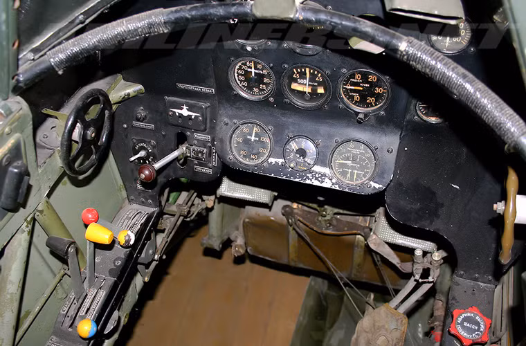 Yak-9 được thiết kế với khoang lái một chỗ ngồi, hệ thống điều khiển đơn giản. Đầu năm 1943 xuất hiện thêm biến thể hai chỗ ngồi Yak-9U trang bị động cơ VK-107A có công suất mạnh hơn thế hệ đầu cho tốc độ tối đa đến 700km/h.