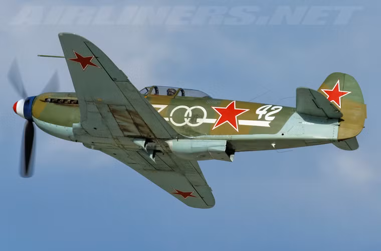 Yak-9 được xem là sự cải tiến xa hơn trên cơ sở khung thân tiêm kích Yak-7. Tính tiện lợi to lớn của hợp kim duraluminum cho phép máy bay nhẹ hơn và dễ dàng sửa đổi một số chi tiết trong thiết kế cơ bản. Yak-9 được thiết kế phù hợp với 2 loại cánh, 5 động cơ, 6 sự kết hợp thùng nhiên liệu và 7 cấu hình vũ trang.